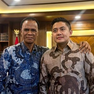 Momen kedekatan Ketum GRIB Jaya dengan Seskab Teddy (Dok: Istimewa)