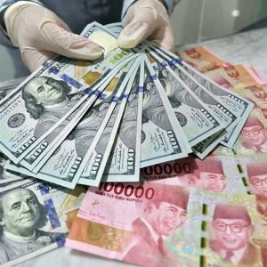 Dokumentasi Pegawai menunjukan mata uang dolar Amerika Serikat (AS) dan rupiah di gerai penukaran uang atau money changer Ayu Masagung, Jakarta (Dok:Istimewa)