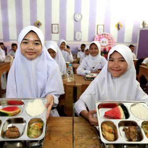 Anak Anak menerima MBG di sekolah (Dok: Istimewa)