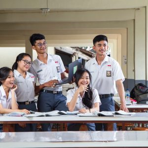 Aktivis Jatim Desak Kepala Dinas Pendidikan Jatim Mundur, Soroti Dugaan Jual Beli Seragam di SMA Negeri (Doc : Istimewa)