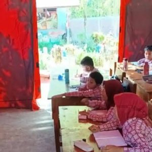 6.	Belajar Kepanasan di Tenda, Siswa SDN 3 Wonorejo Harap Kelas Segera Dibangun (Doc : Istimewa)