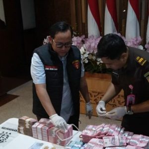 Dokumentasi Petugas Kejati Jatim saat menata barang bukti Rp1,3 miliar dalam kasus dugaan pungli perizinan di lingkungan Dinas ESDM Provinsi Jatim. (Dok: Istimewa)