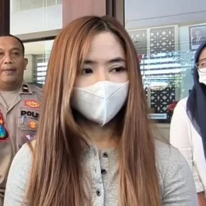 Dokumentasi Petugas Satlantas Polrestabes Surabaya mengamankan sebuah mobil SUV yang menjadi barang bukti dalam kecelakaan maut di Jalan Gubernur Suryo, Surabaya (Dok: Istimewa)
