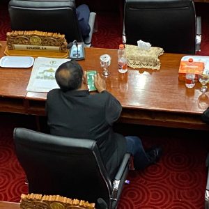 Dokumentasi Sukardi Anggota dprd kota surabaya fraksi Pdip asik main Game (Dok: Istimewa)