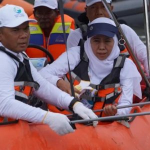 Dokumentasi Kepala BBWS dengan Gubernur Khofifah Indar Parawansa di Sungai (Dok: Istimewa)