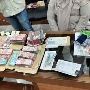 Dokumentasi Penyitaan Uang KPK Terhadap Kantor BPN Jatim (Dok: Istimewa)