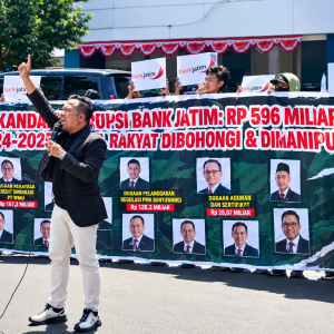 Dokumentasi Korlap APMP Jatim Aksi Jilid III didepan Kantor Bank Jatim (Dok: Istimewa)