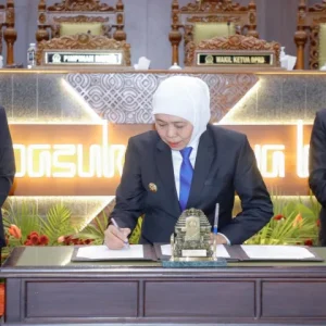 Dokumentasi Gubernur Khofifah saat menandatangani persetujuan Raperda P-APBD 2026 (Dok: Istimewa)