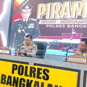 Dokumentasi Kapolres Bangkalan AKBP Wibowo, SIK, MH (kiri) didampingi Kasi Humas Polres Bangkalan (Dok:Istimewa)